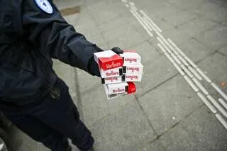 UN TRAFIC DE CIGARETTES DE CONTREBANDE DÉMANTELÉ PAR LA POLICE : 150 000 € ET DES CARTOUCHES SAISIS