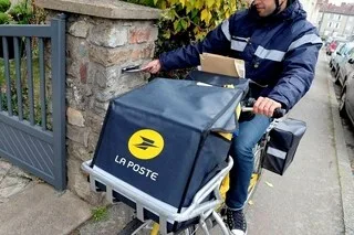 « IL Y EN A TOUTES LES SEMAINES » : COMMENT LA POSTE GÈRE LES ATTAQUES DE CHIENS SUR SES FACTEURS ?
