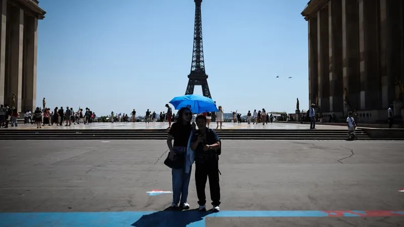 POINTS D’EAU SUPPLÉMENTAIRES, HORAIRES RÉDUITS… COMMENT LA TOUR EIFFEL, L’ARC DE TRIOMPHE OU LE MONT SAINT-MICHEL S’ADAPTENT À LA CANICULE