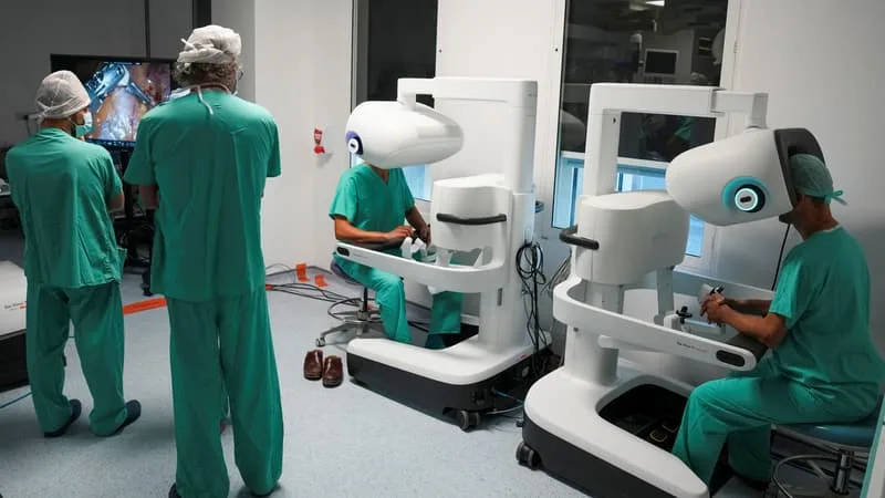 ILS VEULENT DEVENIR LES “CHIRURGIENS DU FUTUR”: DANS LES HÔPITAUX DE LONDRES, LES ROBOTS CHAMBOULENT DÉJÀ LA FORMATION ET LA PRATIQUE, AVEC L’OBJECTIF D’ASSISTER 9 OPÉRATIONS SUR 10 D’ICI 2035
