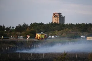 «ON A LANCÉ DES BOUTEILLES D’EAU, MAIS C’ÉTAIT TROP TARD» : LEUR BARBECUE VIRE À L’INCENDIE, ILS SONT FINALEMENT RELAXÉS