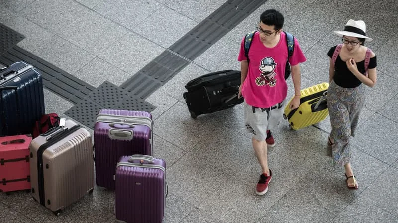 LE TEMPS D’ATTENTE A DOUBLÉ AUX AÉROPORTS DE FRANCFORT ET DE MUNICH: LE DÉPLOIEMENT CHAOTIQUE DU NOUVEAU SYSTÈME DE CONTRÔLE FRONTALIER DE L’UNION EUROPÉENNE RALENTIT LES PASSAGERS