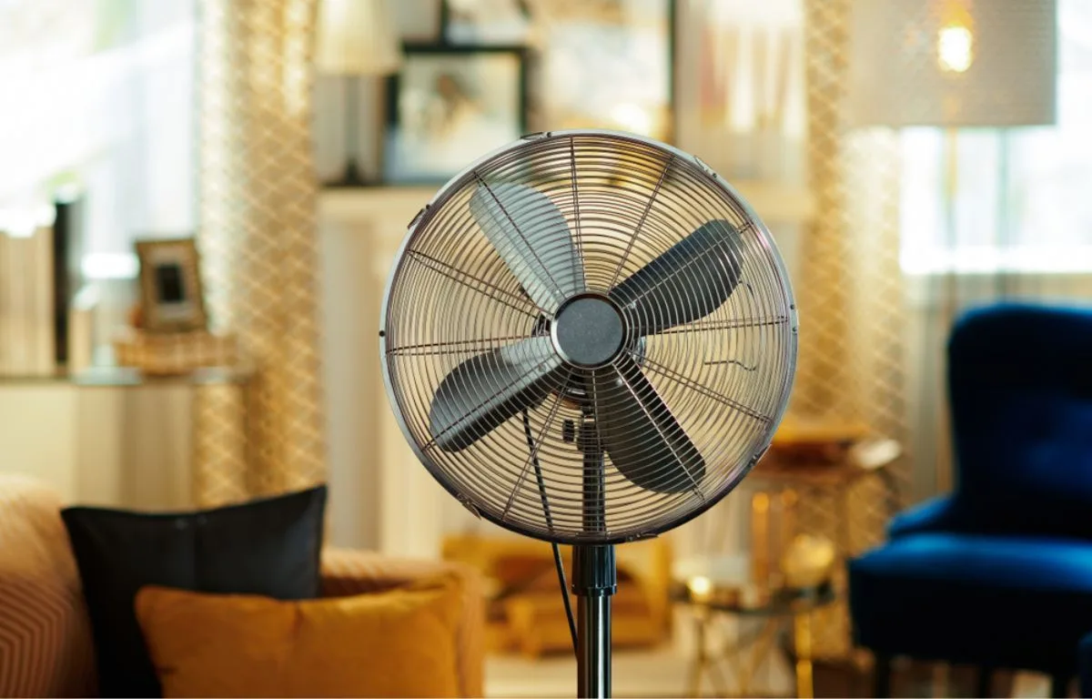 DESSÈCHEMENT DES YEUX, ALLERGIES, RAIDEURS… POURQUOI LAISSER TOURNER SON VENTILATEUR LA NUIT PEUT NUIRE À VOTRE SANTÉ
