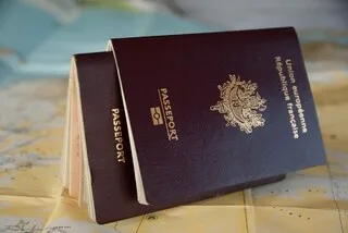 EMBALLER SON PASSEPORT DANS UNE FEUILLE D’ALUMINIUM : UNE TECHNIQUE INFAILLIBLE POUR PROTÉGER VOS DONNÉES ?
