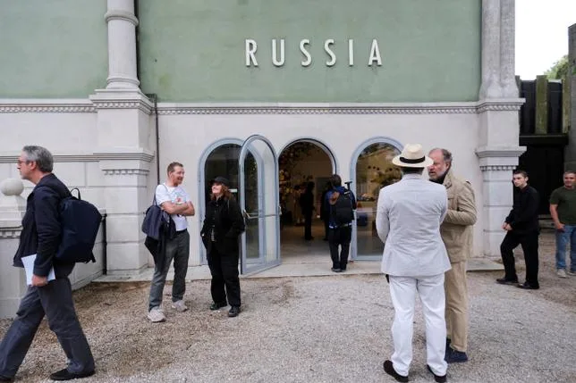 L’UE RETIRE SA SUBVENTION À LA BIENNALE DE VENISE EN RAISON DE LA PRÉSENCE DE LA RUSSIE