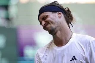 « JE N’AVAIS JAMAIS VU UNE ERREUR AUSSI IMPORTANTE ! » : ZVEREV PLOMBÉ PAR SON CAPTEUR DE GLYCÉMIE À HALLE