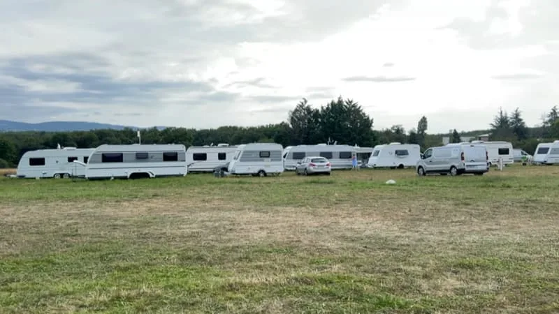 « ÇA DEVIENT INSUPPORTABLE POUR NOUS DE VIVRE ÇA CHAQUE ANNÉE »: UN TERRAIN DE RUGBY OCCUPÉ PAR DES GENS DU VOYAGE À MARSEILLE