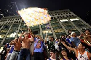 REPORTAGE. « LET’S GO KNICKS ! » : NEW YORK SACRÉ POUR LA PREMIÈRE FOIS DEPUIS 1973, DE LA FOLIE PURE À MANHATTAN
