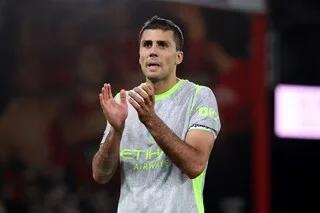 « JE LUI AI DONNÉ UNE GROSSE ACCOLADE » : L’ENTRAÎNEUR DE MANCHESTER CITY ASSURE QUE L’AVENIR DE RODRI N’EST PAS FIXÉ