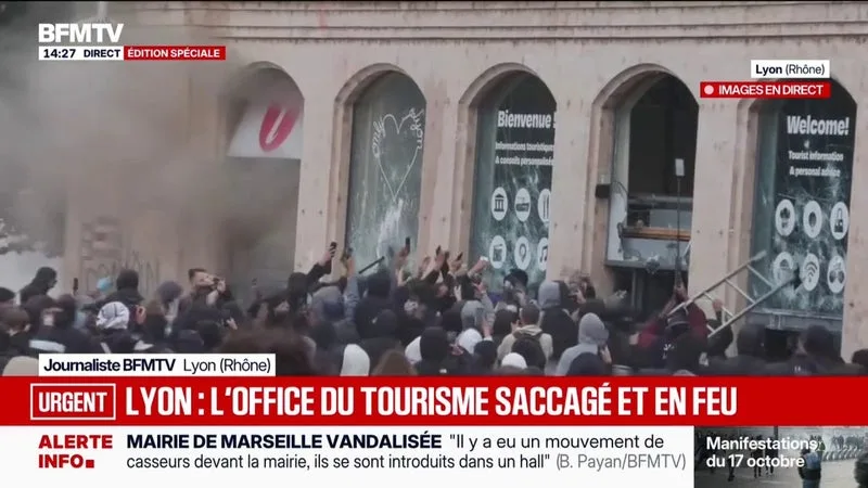 MANIFESTATION DU 17 OCTOBRE: L’OFFICE DE TOURISME PILLÉ ET INCENDIÉ PAR DES MANIFESTANTS PLACE BELLECOUR, À LYON