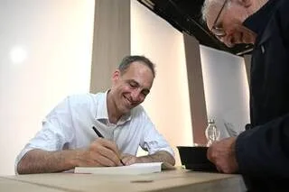 PRÉSIDENTIELLE 2027. RAPHAËL GLUCKSMANN DE PLUS EN PLUS CANDIDAT, SANS LE DIRE