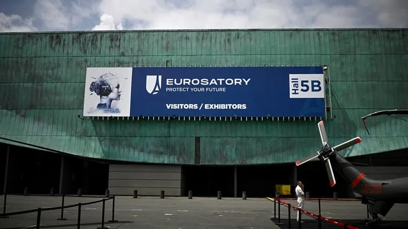 « LA PROBABILITÉ D’UN CHOC À L’EST FACE À LA RUSSIE EST DE PLUS EN PLUS FORTE »: AU SALON D’ARMEMENT EUROSATORY, L’EUROPE SE MET EN POSTURE DE GUERRE