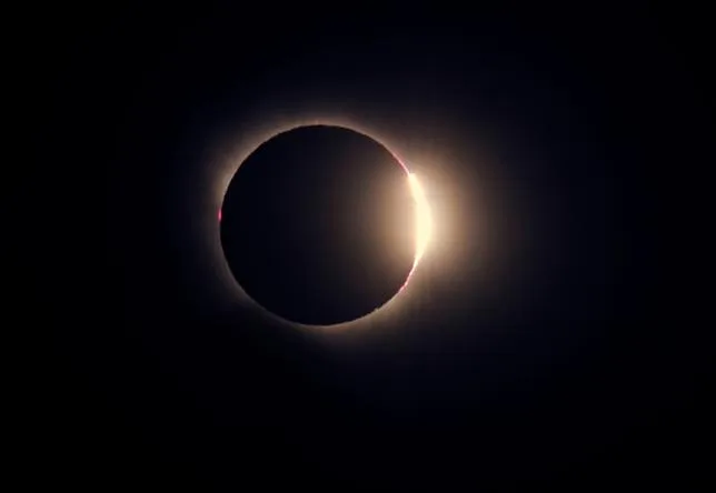 “UN SPECTACLE INOUBLIABLE” : DE MADRID À REYKJAVIK, L’ÉCLIPSE SOLAIRE A CAPTIVÉ LES EUROPÉENS