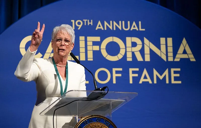JAMIE LEE CURTIS S’EXPLIQUE APRÈS AVOIR QUALIFIÉ LE TOURNAGE DE « NEW GIRL » D’« AFFREUX »