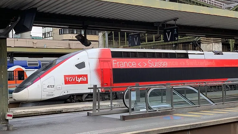 ELLE EST MONTAGNEUSE, A PEU DE LIGNES DROITES, AUCUNE LIGNE À GRANDE VITESSE MAIS VEUT ACHETER 40 TGV: COMMENT LA SUISSE RÊVE DE DEVENIR LE « DUBAÏ DU RAIL »