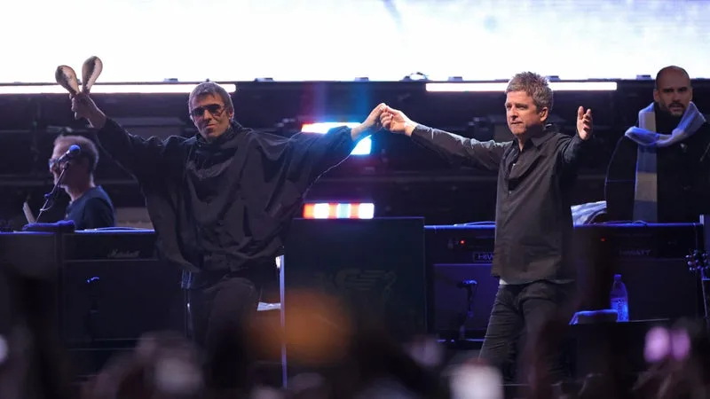« C’EST DEVENU UN PRODUIT DE LUXE »: LES FANS D’OASIS FUSTIGENT LES PRIX « GARGANTUESQUES » ET « LUNAIRES » DES BILLETS POUR LA PROCHAINE TOURNÉE DU GROUPE