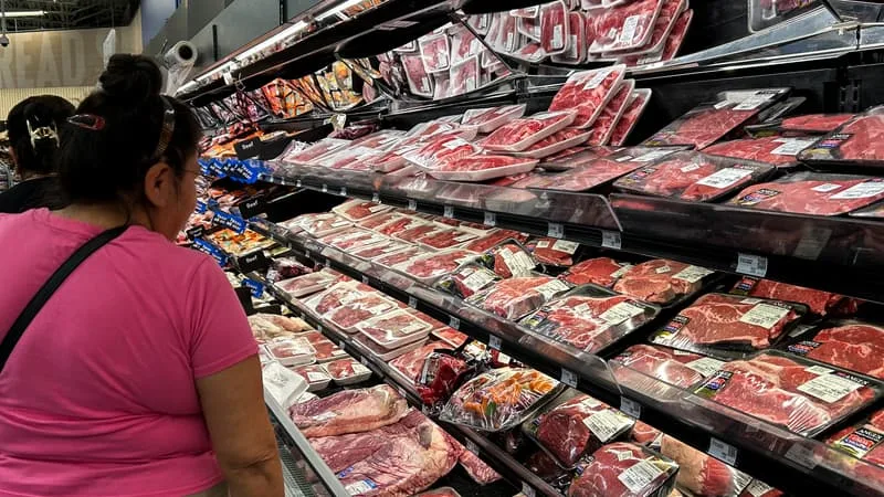 PLUS DE VIANDE, DE BOISSONS SUCRÉS ET D’ALIMENTS ULTRA-TRANSFORMÉS… CE SONT LES JEUNES DE MOINS DE 30 ANS QUI ÉMETTENT LE PLUS DE CO2 EN MANGEANT, SELON UNE ÉTUDE MONDIALE