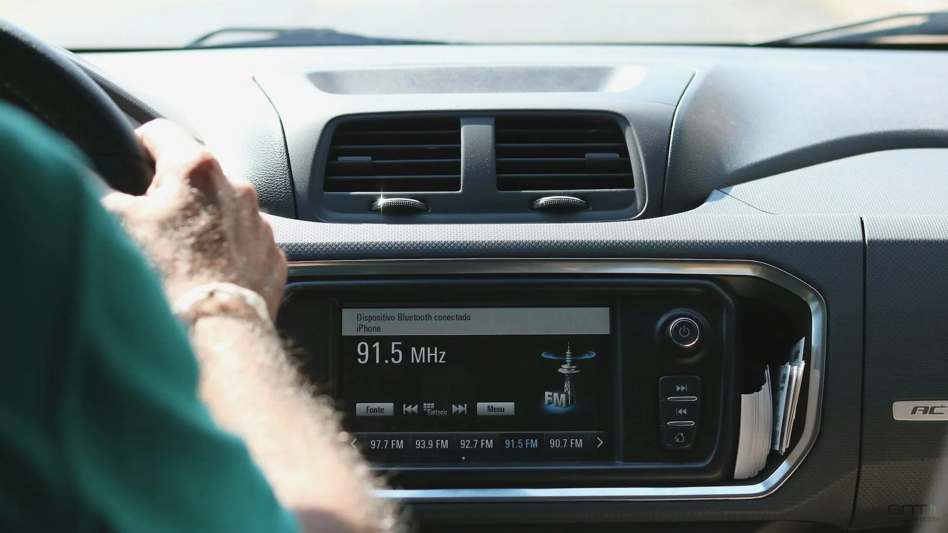 LA RADIO HERTZIENNE SE BAT POUR SA SURVIE DANS LES VOITURES NEUVES