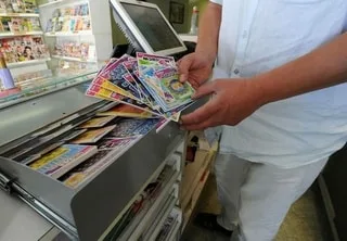 « ON EST UN PEU DÉSESPÉRÉS » : PLUS DE 3 000 EUROS DE JEUX À GRATTER VOLÉS DANS UN BAR PMU DE LA SARTHE