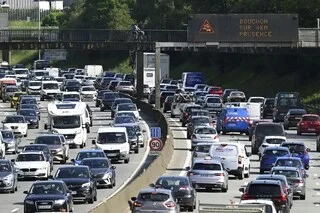 UN PIC À 1 081 KILOMÈTRES DE BOUCHONS SUR LES ROUTES EN FRANCE À 17 H, LE POINT SUR LE TRAFIC