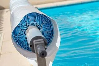 PAS BESOIN DE CHANGER L’EAU TOUS LES ANS : CES GESTES SIMPLES LIMITENT LA CONSOMMATION D’EAU DES PISCINES PRIVÉES