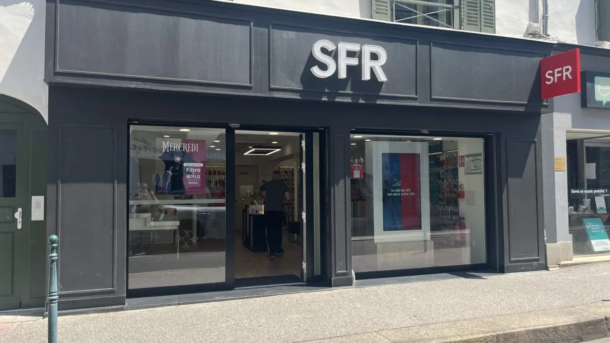 « LE RISQUE DE SUPPRESSIONS MASSIVES D’EMPLOIS EST RÉEL » : APRÈS LE RACHAT DE SFR, LES SALARIÉS DE L’OPÉRATEUR CRAIGNENT POUR LEURS POSTES