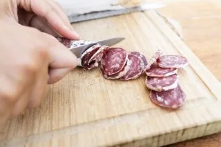 « IL NE FAUT PLUS LE CONSOMMER » : DU SAUCISSON SEC CONTAMINÉ À LA SALMONELLE RAPPELÉ PARTOUT EN FRANCE
