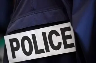 UN HOMME POIGNARDÉ DANS UN HALL D’IMMEUBLE, UNE POLICIÈRE HORS SERVICE MAÎTRISE ET MENOTTE LE SUSPECT