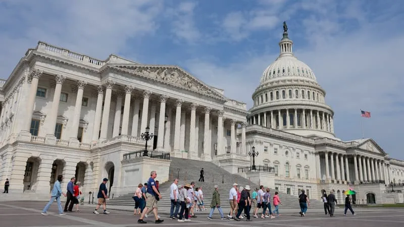 « UN MESSAGE FORT »: LES DÉPUTÉS AMÉRICAINS APPROUVENT UN TEXTE ORDONNANT LA FIN DE LA GUERRE CONTRE L’IRAN