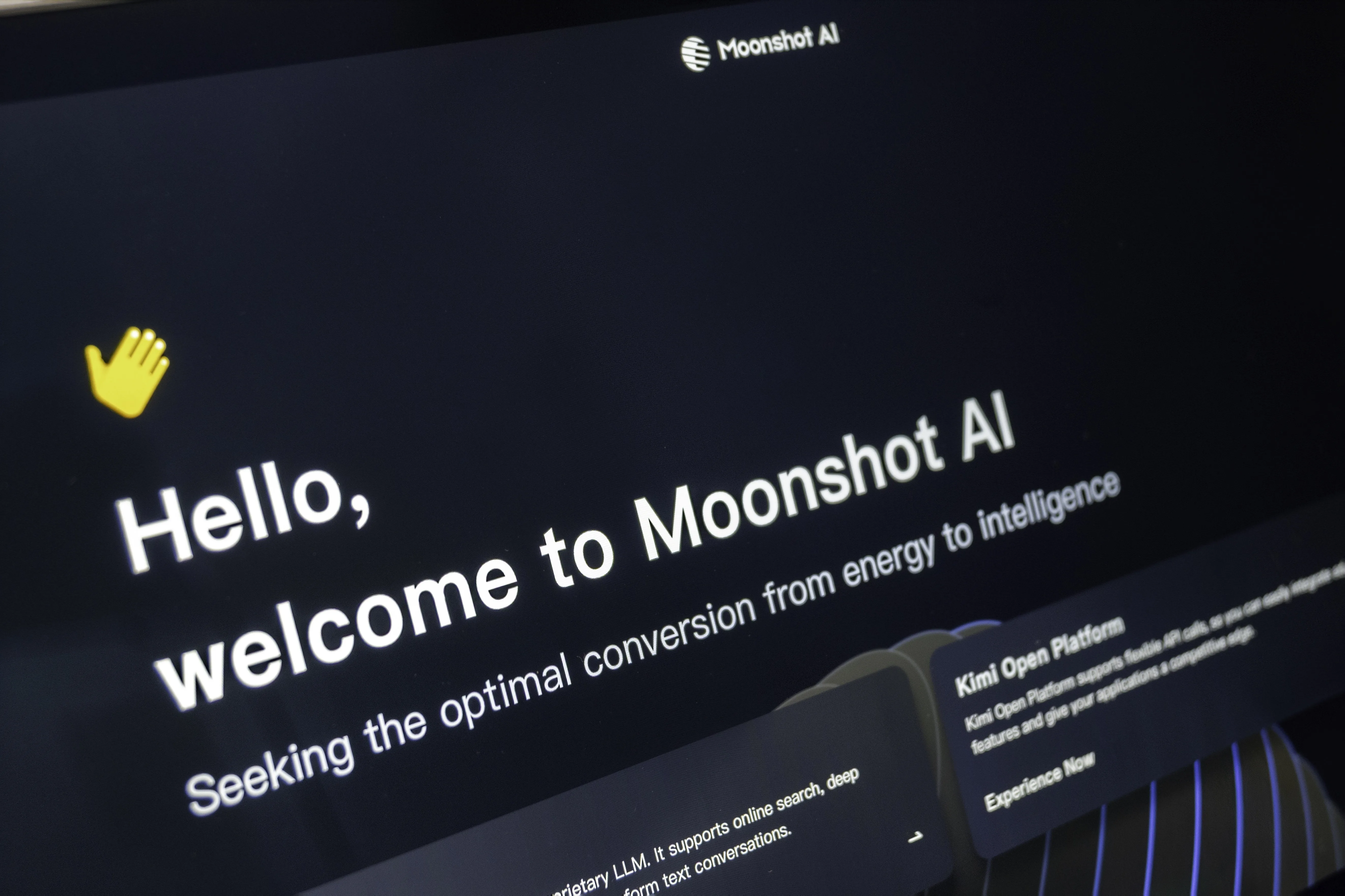 « OPENAI N’A RIEN INVENTÉ DE NOUVEAU », L’ÉLOGE PARADOXALE DU PDG DE MOONSHOT (KIMI K3)