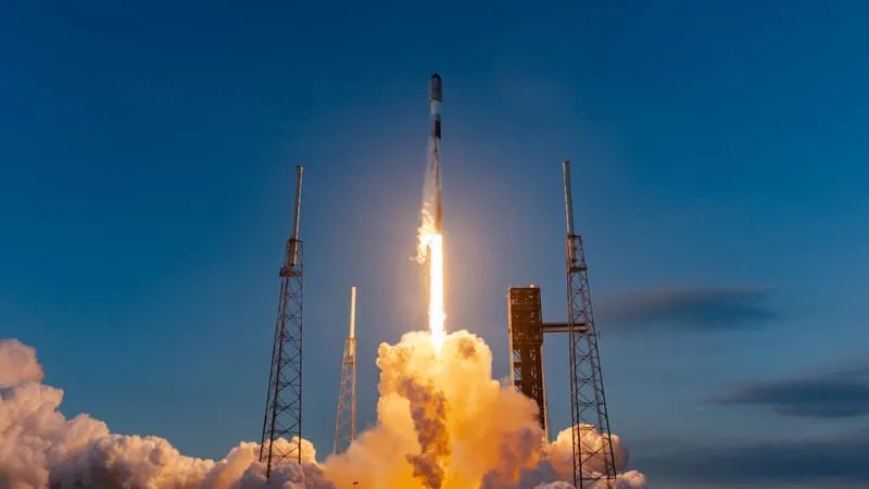 « IL SERA PEUT-ÊTRE POSSIBLE DE L’OBSERVER »: L’ÉTAGE SUPÉRIEUR D’UNE FUSÉE DE SPACEX VA S’ÉCRASER SUR LA LUNE MERCREDI