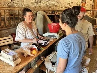 « ON RECRÉE DU LIEN LOCAL AVEC LES CONSOMMATEURS » : VENTE DIRECTE, ÉCOLODGES… L’AVENTURE D’UNE FERME DU MAINE-ET-LOIRE
