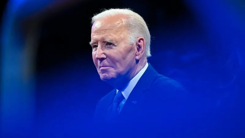 JOE BIDEN, ATTEINT D’UN CANCER « AGRESSIF » DE LA PROSTATE, ASSURE QUE SON TRAITEMENT SE DÉROULE « VRAIMENT BIEN » ET ANNONCE LA SORTIE D’UN LIVRE
