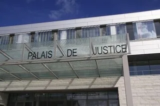 « ILS LUI METTAIENT LA TÊTE DANS LES TOILETTES POUR LA PUNIR » : UNE FILLETTE DE 3 ANS VICTIME DE VIOLENCES À SAINT-MALO