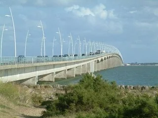 LE RETOUR D’UN PÉAGE POUR LE PONT DE L’ÎLE D’OLÉRON ? LE FINANCEMENT D’IMPORTANTS TRAVAUX FAIT DÉBAT