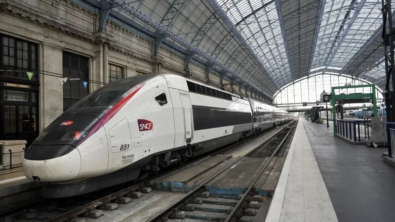 LA SNCF DESSERT MOINS DE GARES À CAUSE DE LA CONCURRENCE? LE RÉGULATEUR INFLIGE UN SÉRIEUX REVERS À LA COMPAGNIE EN DÉMONTANT SON ARGUMENT PHARE