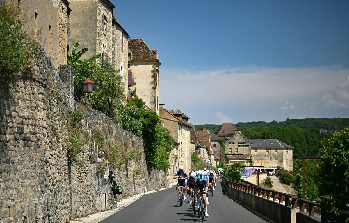 EN DIRECT TOUR DE FRANCE : UNE ÉTAPE RABOTÉE MAIS UN TERRAIN PROPICE AUX FOLLES ÉCHAPPÉES… SUIVEZ LA 9E ÉTAPE AVEC NOUS