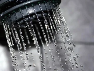 UN ADOLESCENT MEURT ÉLECTROCUTÉ EN ATTRAPANT UN POMMEAU DE DOUCHE EN GRÈCE, LE CHAUFFE-EAU EN CAUSE ?