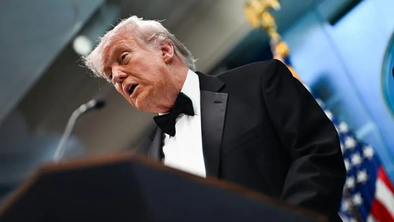 « PLUS IL FAIT BOUGER LES MARCHÉS, PLUS L’ABONNEMENT DEVIENT RENTABLE »: DONALD TRUMP VEND DÉSORMAIS SES ANNONCES OFFICIELLES SUR TRUTH SOCIAL EN AVANT-PREMIÈRE AUX INVESTISSEURS (ET VA EMPOCHER DES CENTAINES DE MILLIERS DE DOLLARS AU PASSAGE)