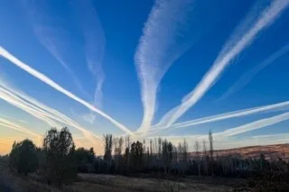 POURQUOI CERTAINS AVIONS ÉMETTENT-ILS DES TRAÎNÉES BLANCHES ET D’AUTRES NON ?