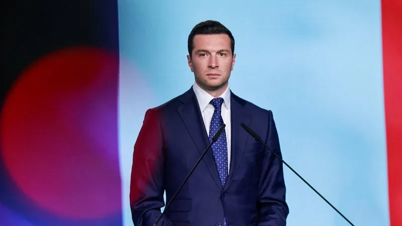 APPEL À LA « DÉMISSION », PROPOS « COMPLOTISTES »… LES RÉACTIONS POLITIQUES AUX ÉCRITS ANTISÉMITES ATTRIBUÉS À JORDAN BARDELLA