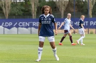 ENTRETIEN. « LE CLUB A VU LES EFFORTS QUE J’AI FOURNIS » : DU PARIS FC AU MONDIAL U20, KENZA ROCHE-DUFOUR À LA RELANCE
