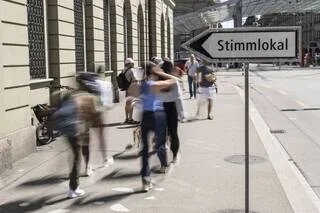 VERS UN REJET DANS LES URNES DE L’INITIATIVE ANTI-IMMIGRATION EN SUISSE, INDIQUENT DES PROJECTIONS