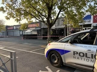 UN COMMERCE ENTIÈREMENT DÉTRUIT PAR LES FLAMMES DANS LA NUIT À ANGERS