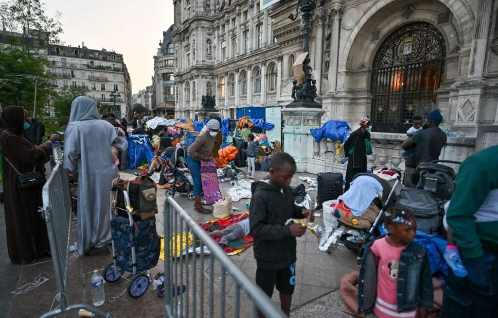 ENVOYER DES MIGRANTS EN RÉGIONS POUR DÉSENGORGER L’ILE-DE-FRANCE ? UN « LEVIER EFFICACE », ESTIME UN RAPPORT