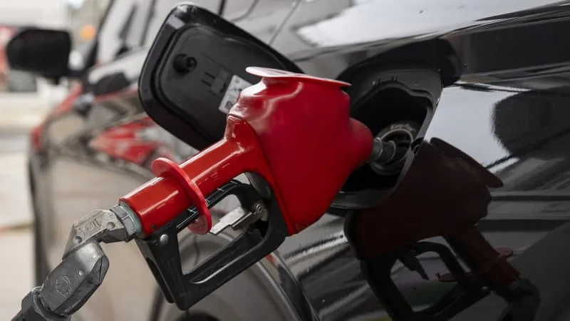 « LES DÉPENSES ONT AUGMENTÉ MAIS SE CONCENTRENT DANS L’ÉNERGIE »: LA FLAMBÉE DU PRIX DES CARBURANTS PÈSE SUR LE POUVOIR D’ACHAT DES AMÉRICAINS