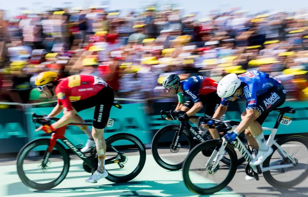 EN DIRECT TOUR DE FRANCE 2026 : VEISTROFFER TOUT SEUL EN TÊTE… PEUT-ÊTRE LA DERNIÈRE CHANCE DES SPRINTEURS… SUIVEZ LA 12E ÉTAPE AVEC NOUS…