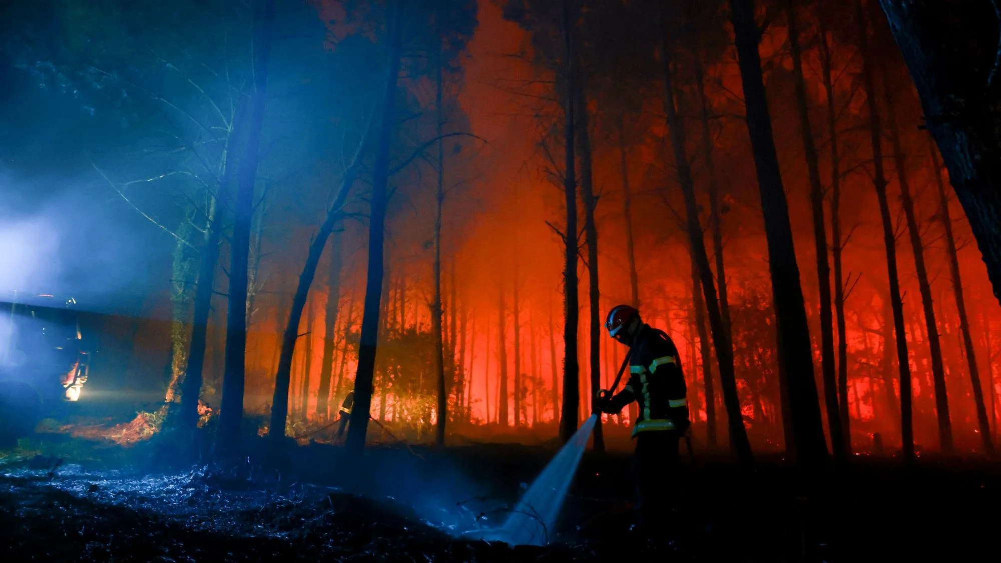 L’INCENDIE DANS LES LANDES RÉACTIVÉ DANS LA NUIT, PLUSIEURS CENTAINES D’HECTARES ONT ENCORE BRÛLÉ