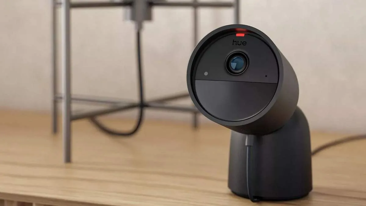 CETTE CAMÉRA PHILIPS HUE 2K CAPABLE DE SIMULER UNE PRÉSENCE S’OFFRE UNE REMISE DE 20 %