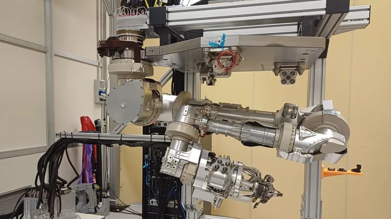 UN BRAS ROBOTIQUE DE L’ESA, CAPABLE DE « VOIR », « SENTIR » ET MÊME PRENDRE DES DÉCISIONS EN TOTALE AUTONOMIE, VIENT DE FRANCHIR UNE NOUVELLE ÉTAPE, IL MANIPULERA UN JOUR DES PRÉLÈVEMENTS VENUS DE L’ESPACE